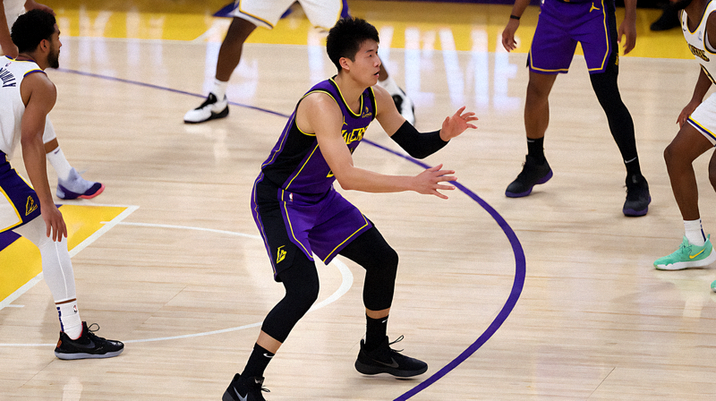 NBA篮球比赛现场，球员在球场上激烈对抗的场景